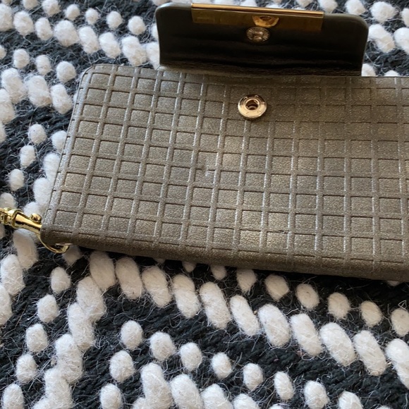 Green Snap Closure Wrislet Wallet Cell Phone Case - Picture 2 of 3